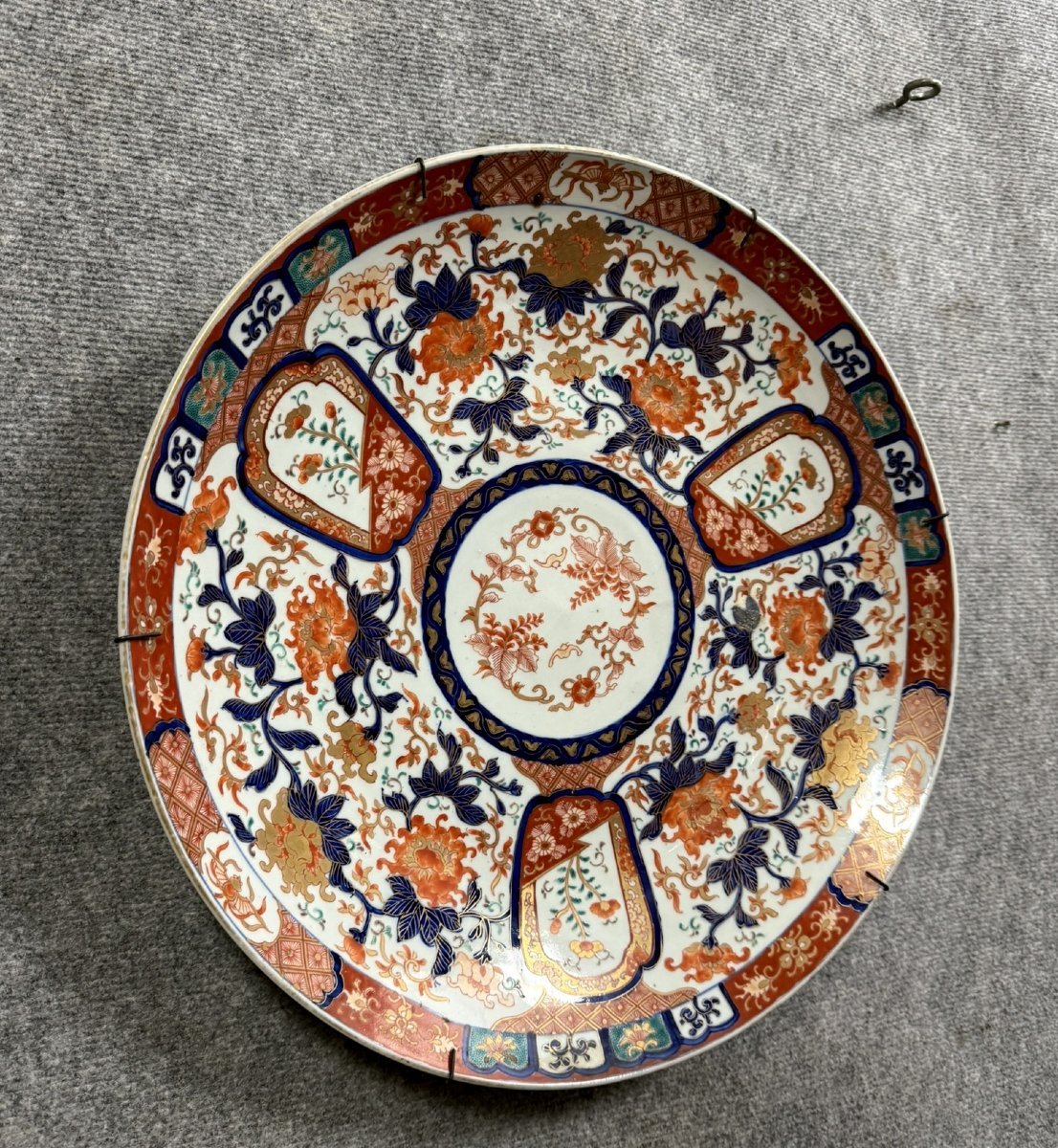 Japon vers 1900 : Très grand plat ou centre de table en porcelaine Imari-photo-1