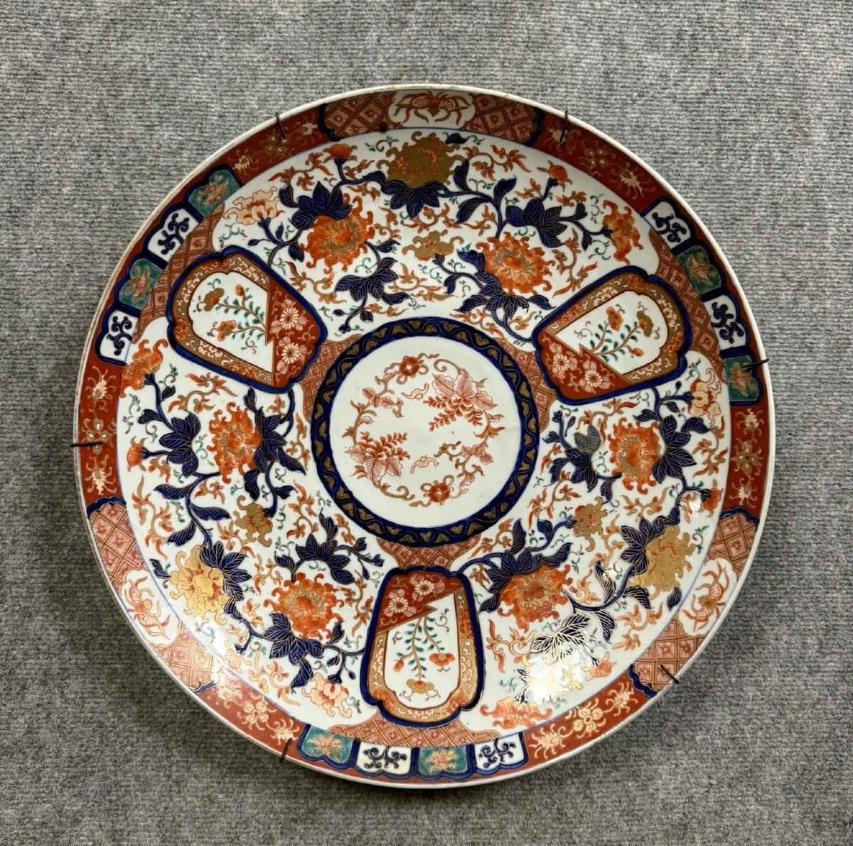 Japon vers 1900 : Très grand plat ou centre de table en porcelaine Imari