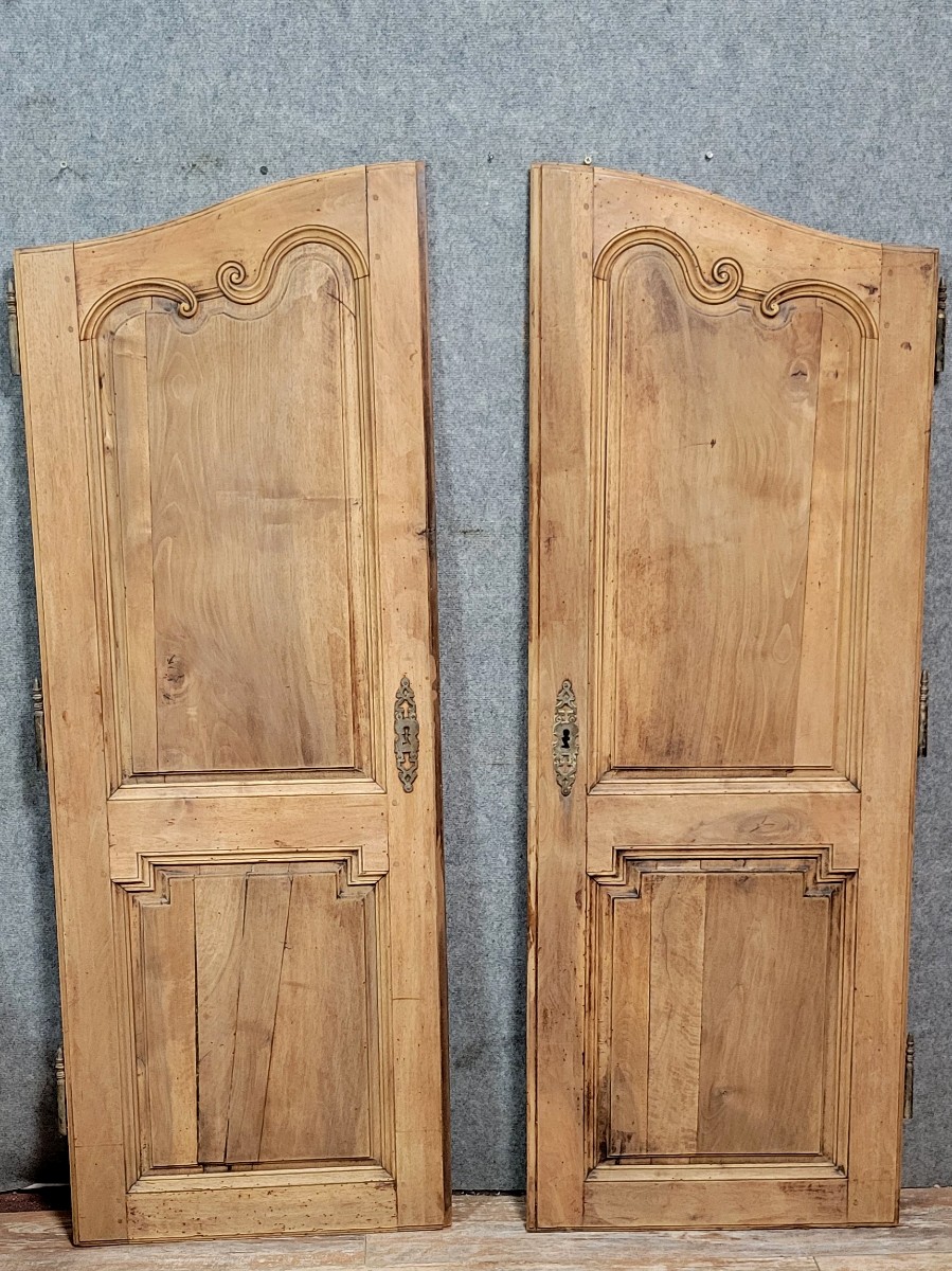 Paire de portes moulurées époque Louis XV en bois massif