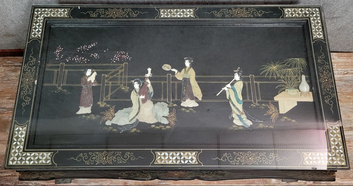 Asie XXeme : table de salon en laque noire a décors de scénes animées en pierres dures  -photo-2