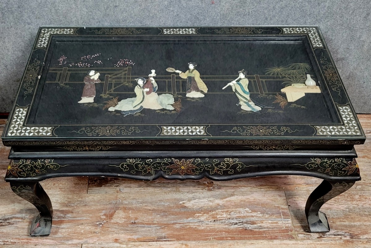 Asie XXeme : table de salon en laque noire a décors de scénes animées en pierres dures  