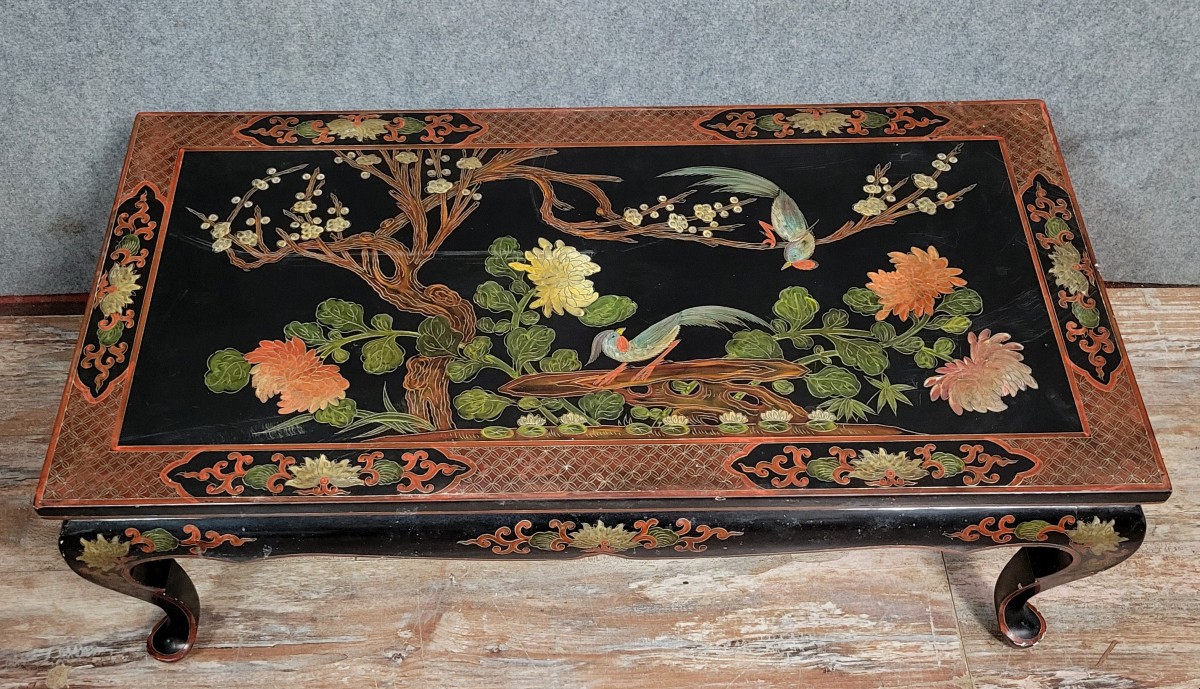 Asie XXeme : table de salon en laque noire a décors d'oiseaux branchés peints et incrustation 