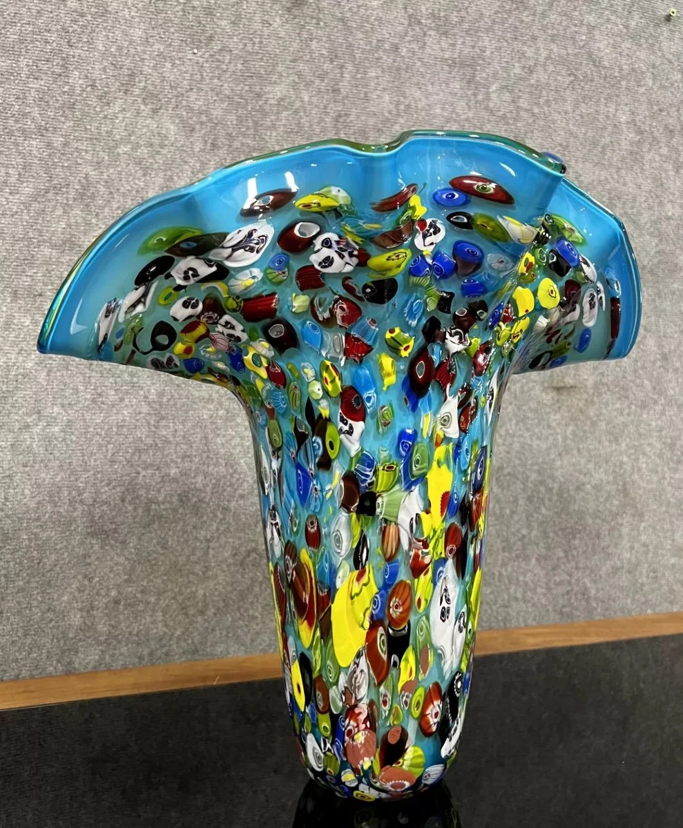 Venise vers 1980 : Grand vase "octopusy" en verre millefiori a fond bleu