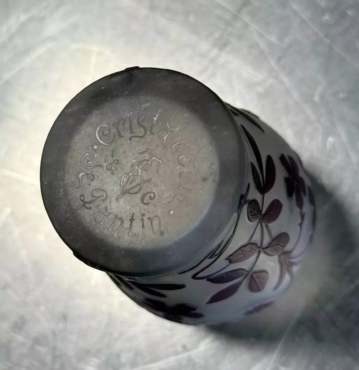 Cristallerie de Pantin France : vase en verre multicouches à décors de Fleurs mauves gravées -photo-1