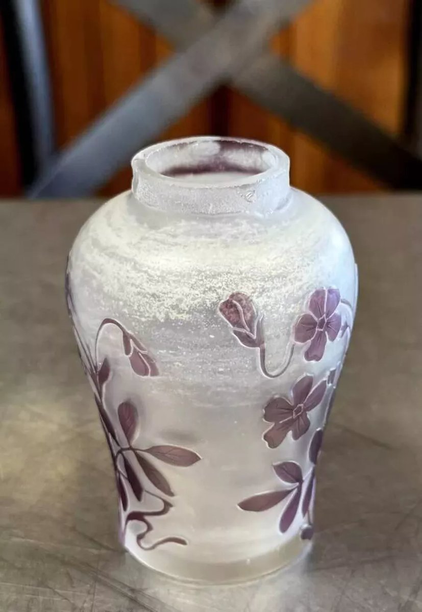 Cristallerie de Pantin France : vase en verre multicouches à décors de Fleurs mauves gravées -photo-2