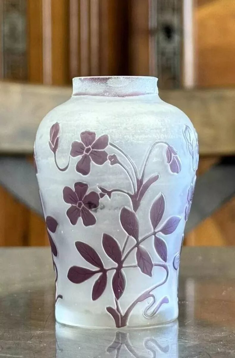 Cristallerie de Pantin France : vase en verre multicouches à décors de Fleurs mauves gravées -photo-4