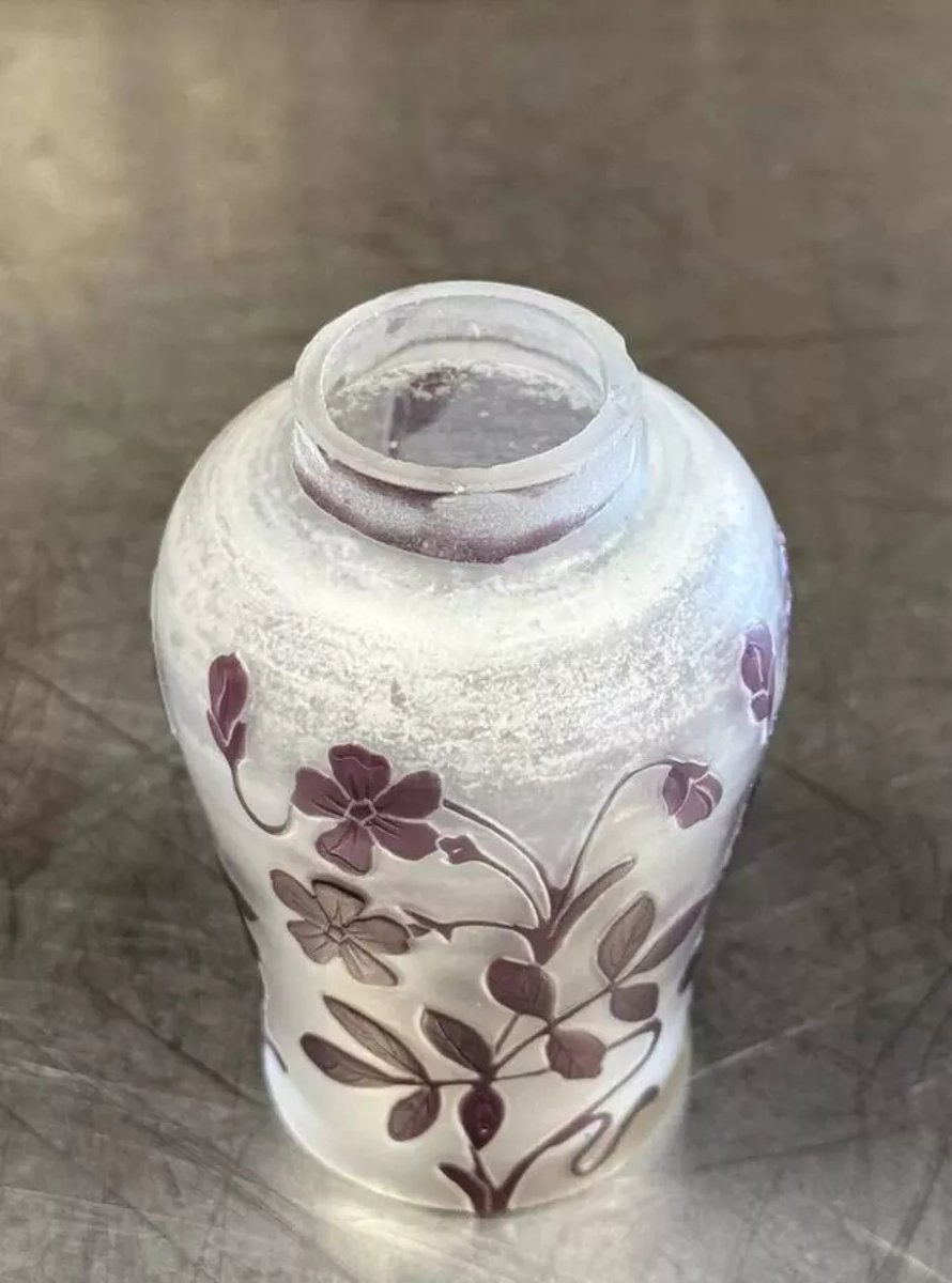 Cristallerie de Pantin France : vase en verre multicouches à décors de Fleurs mauves gravées -photo-5