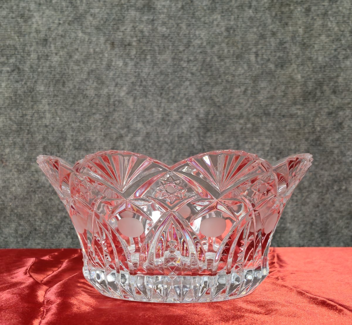 Klein Michel pour Baccarat : importante coupe en cristal ciselé-photo-1