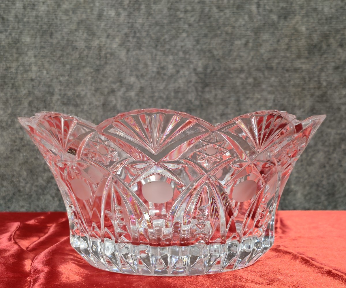 Klein Michel pour Baccarat : importante coupe en cristal ciselé