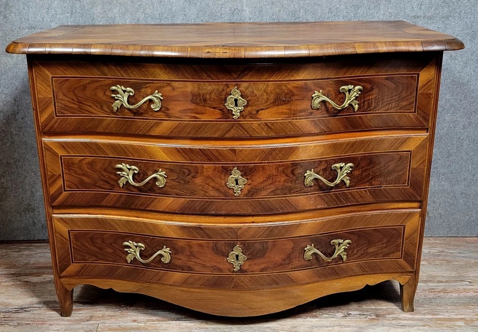 Commode galbée époque louis XV en marqueterie de bois précieux vers 1750