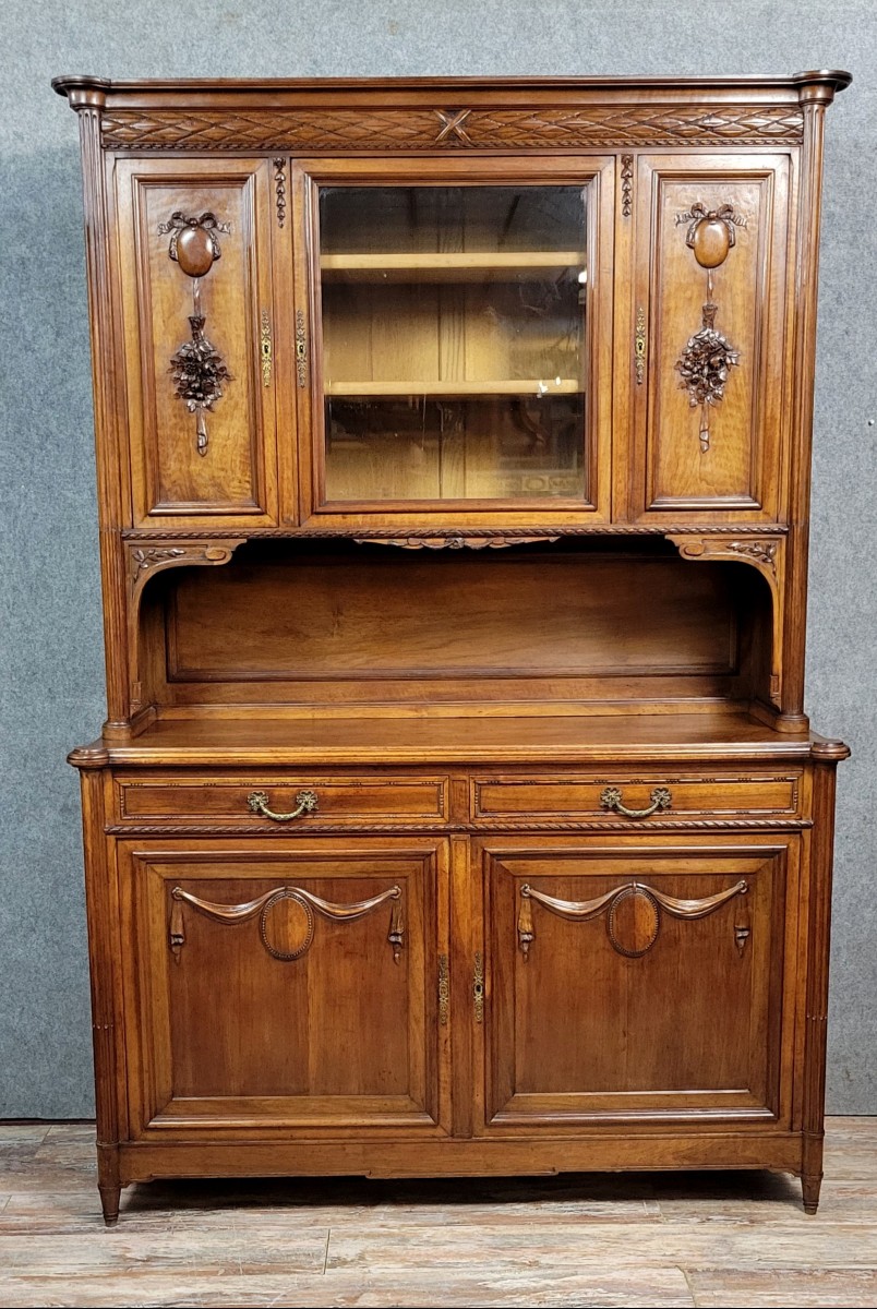 Buffet a deux corps style Louis XVI en noyer massif 