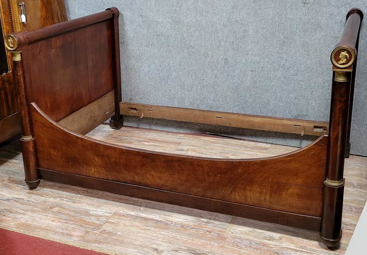 Rare lit époque Empire en acajou aux profils en bronze doré-photo-1