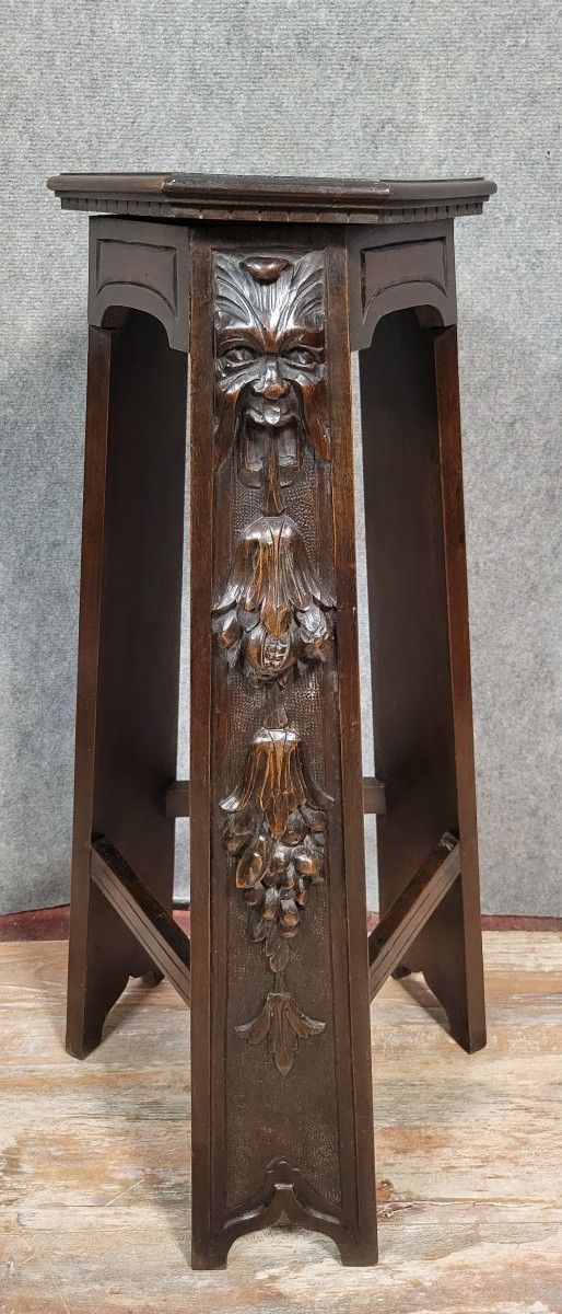 Selette ou piédestal style Renaissance en bois sculpté