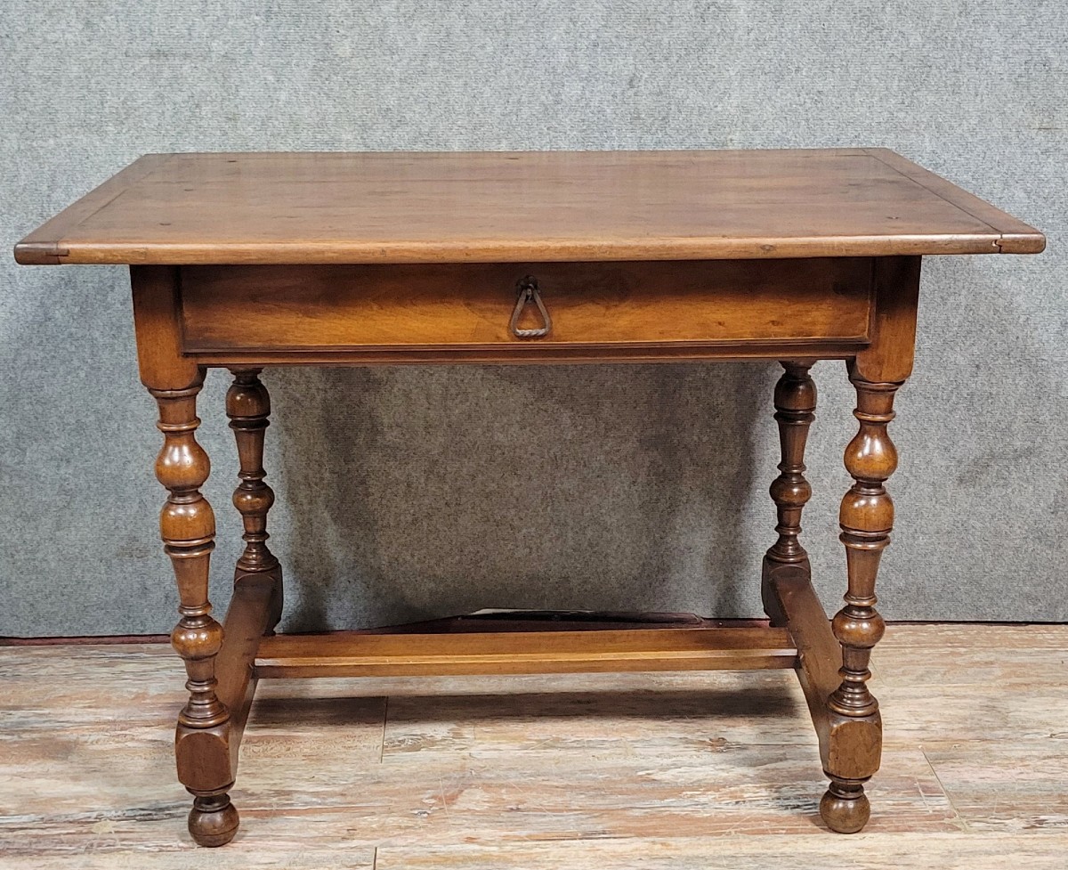 Table ou bureau de style Louis XIII en noyer massif 