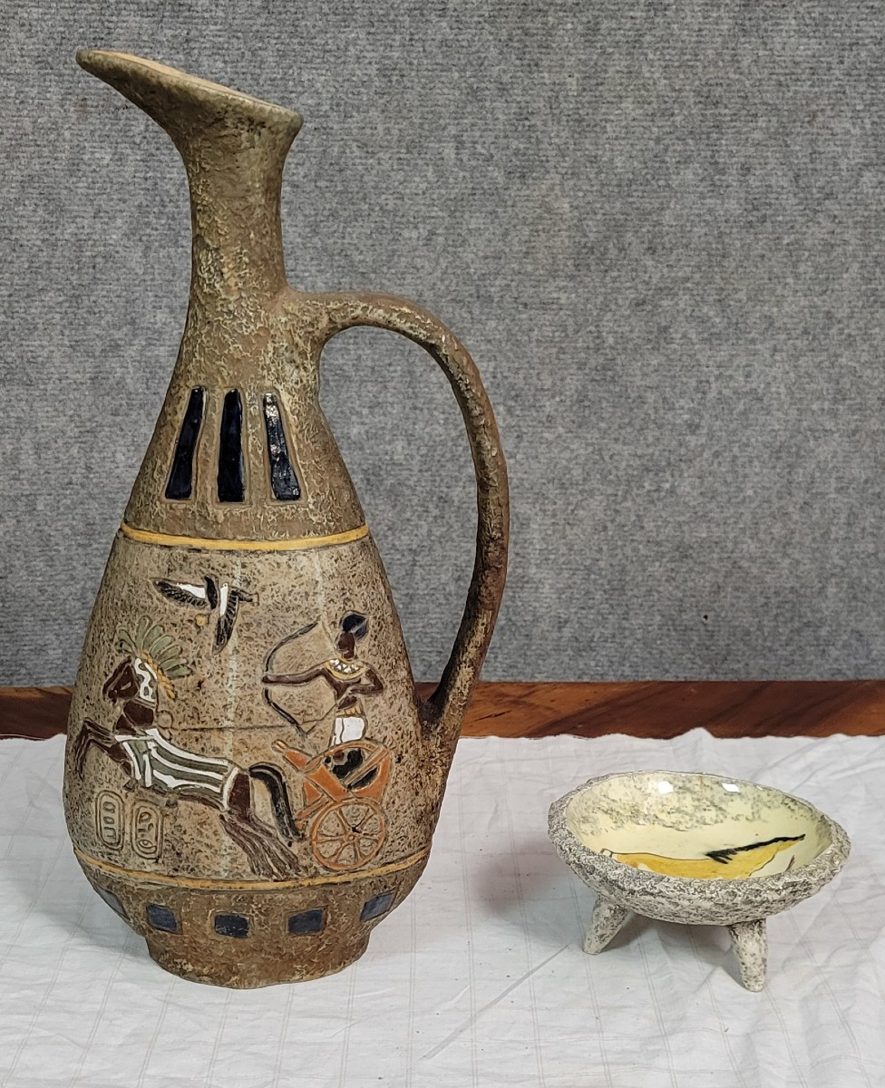  Poterie d'Atelier Garnier France : grand pichet decors Lascaux vers 1950  + coupelle A. Quiron