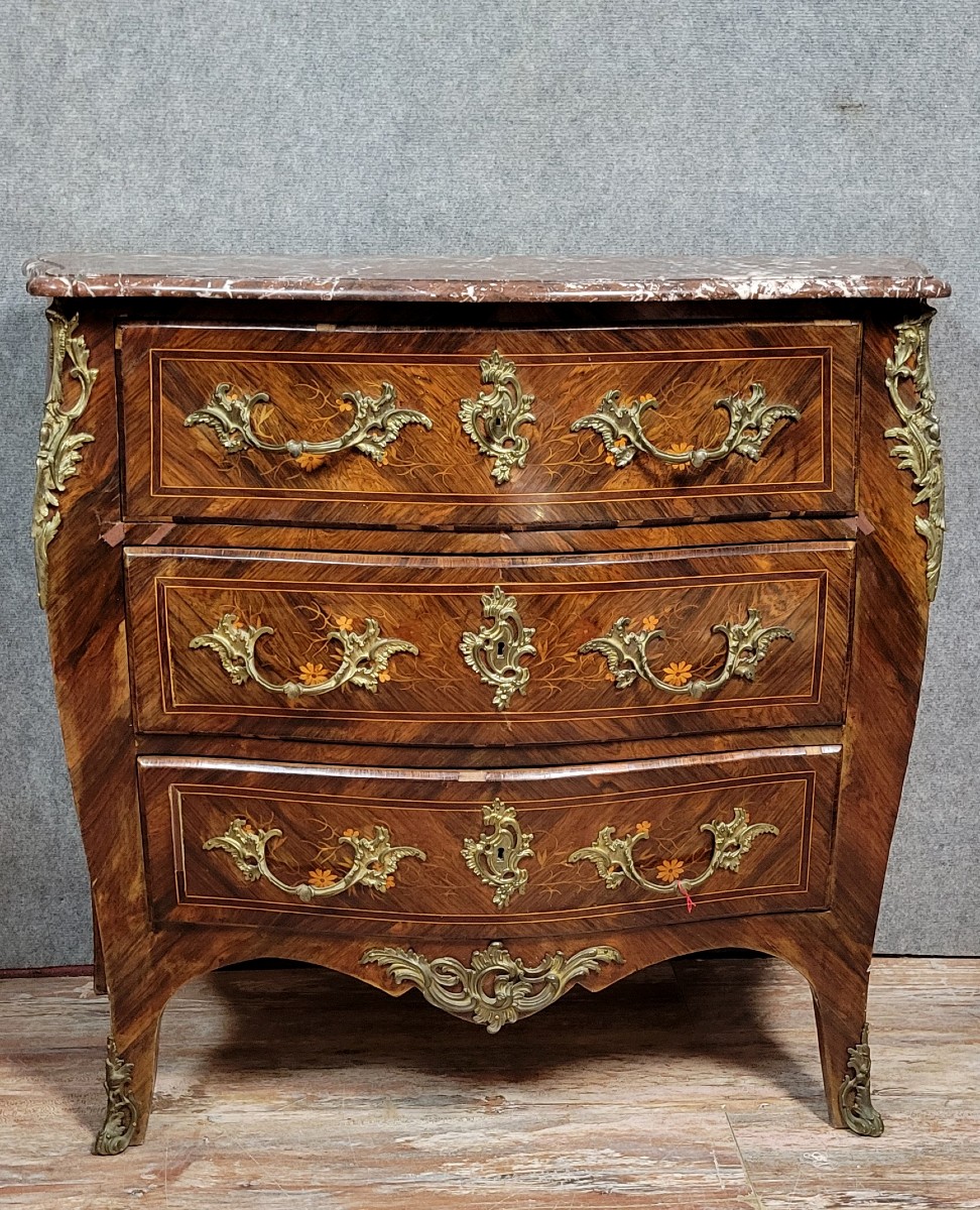 Commode galbée Style Louis XV en marquéterie 