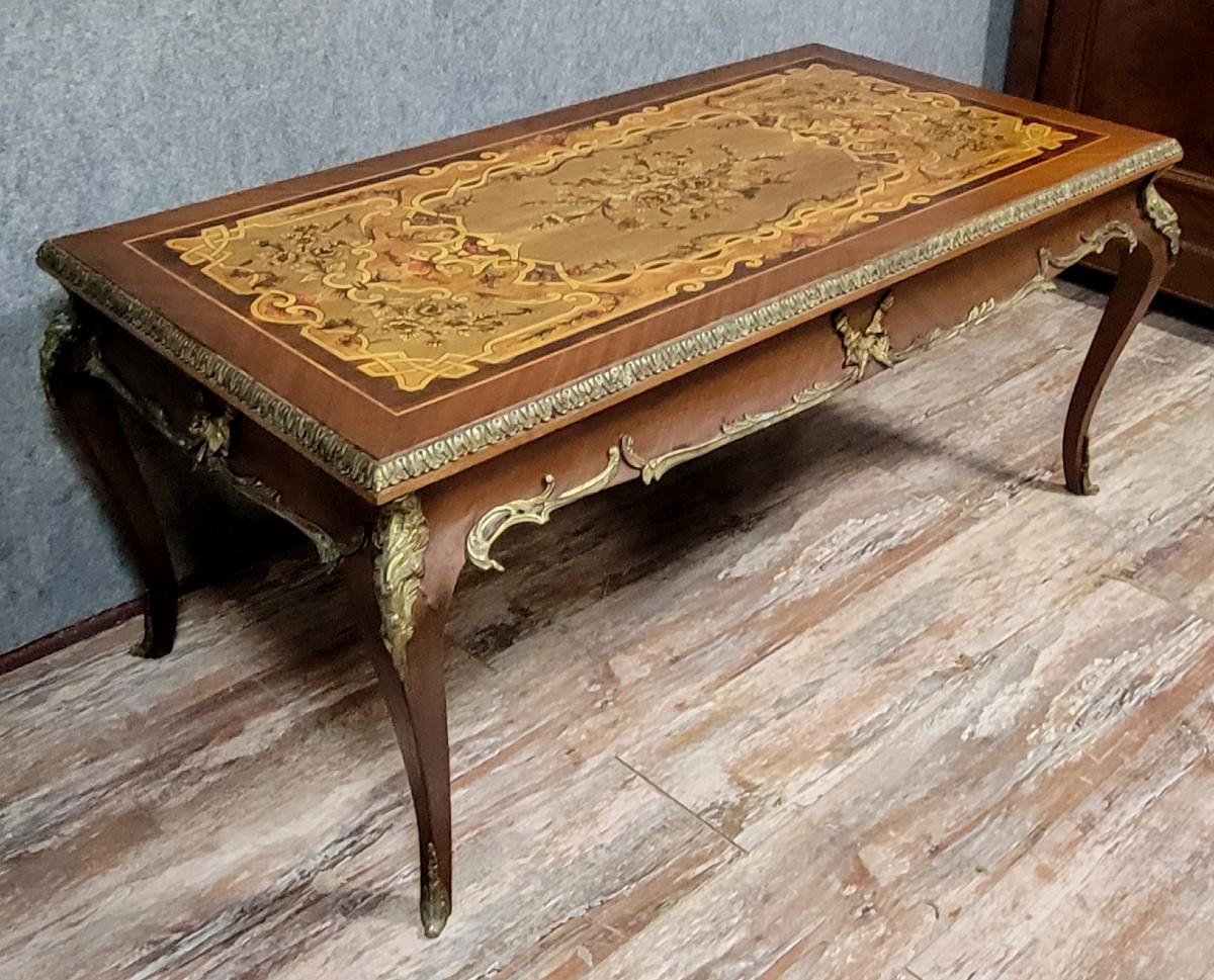 Table de salon style Louis XV en marqueterie et bronzes patinés 