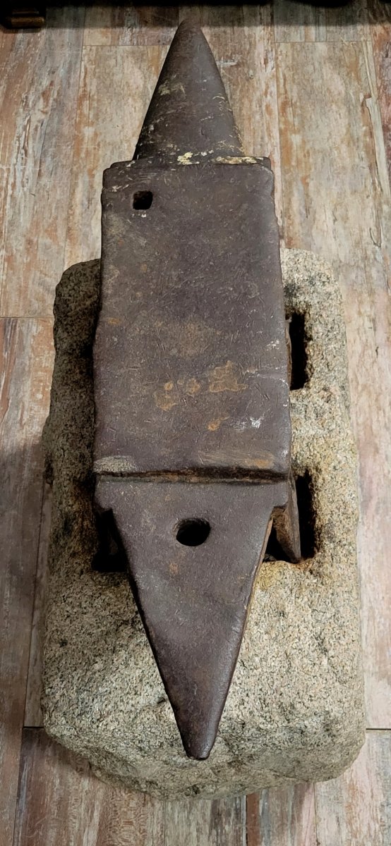 Very Large Blacksmith's Anvil And Its Stone, 18th Century -photo-6