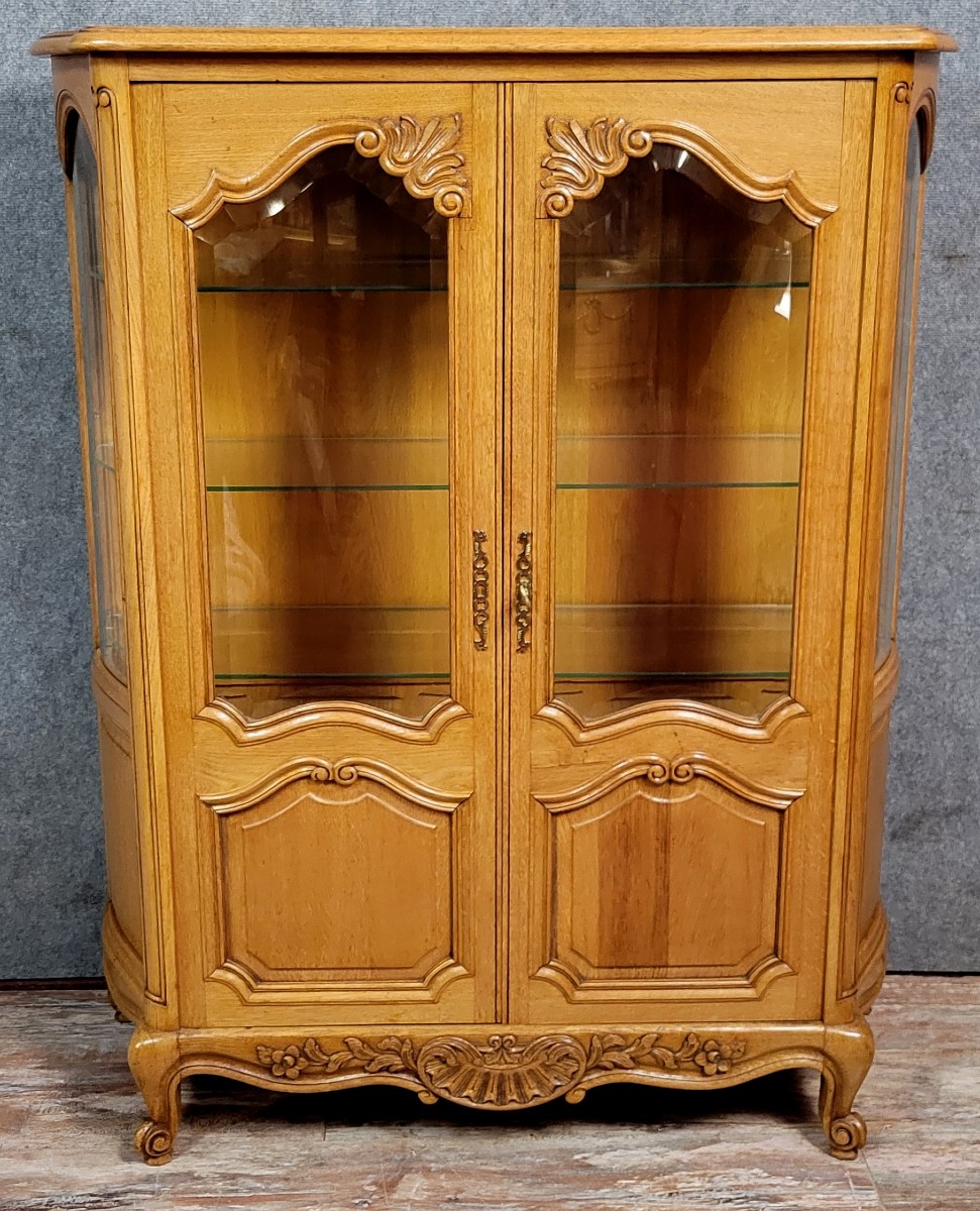 Vitrine galbée style Louis XV en chene blond 