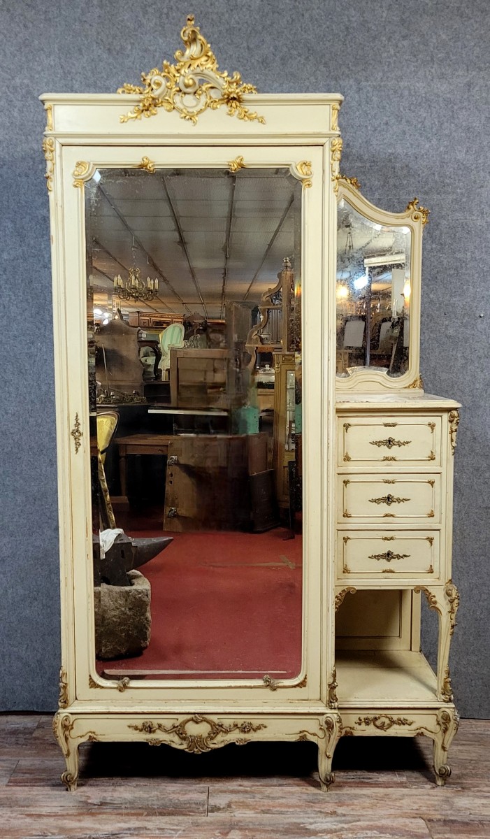 Armoire Venitienne style Louis XV baroque estampillée en bois laqué et doré 