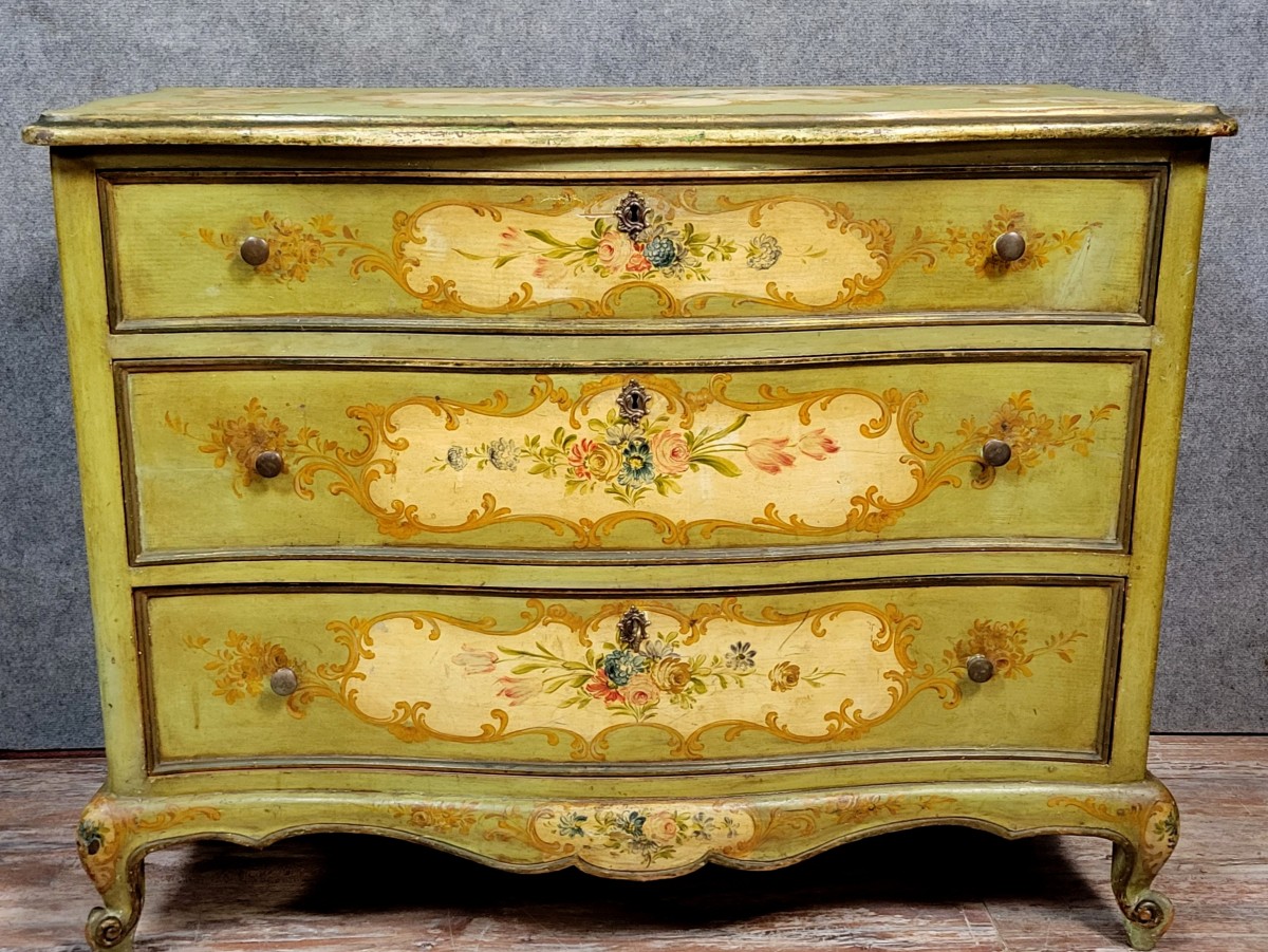 Commode Venitienne galbée style Louis XV baroque en bois laqué et peint 