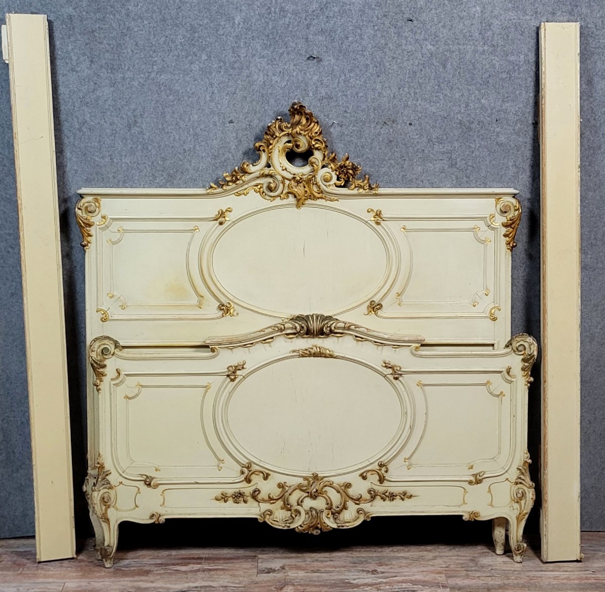 Grand lit de centre Venitien style Louis XV baroque en bois laqué et doré -photo-2