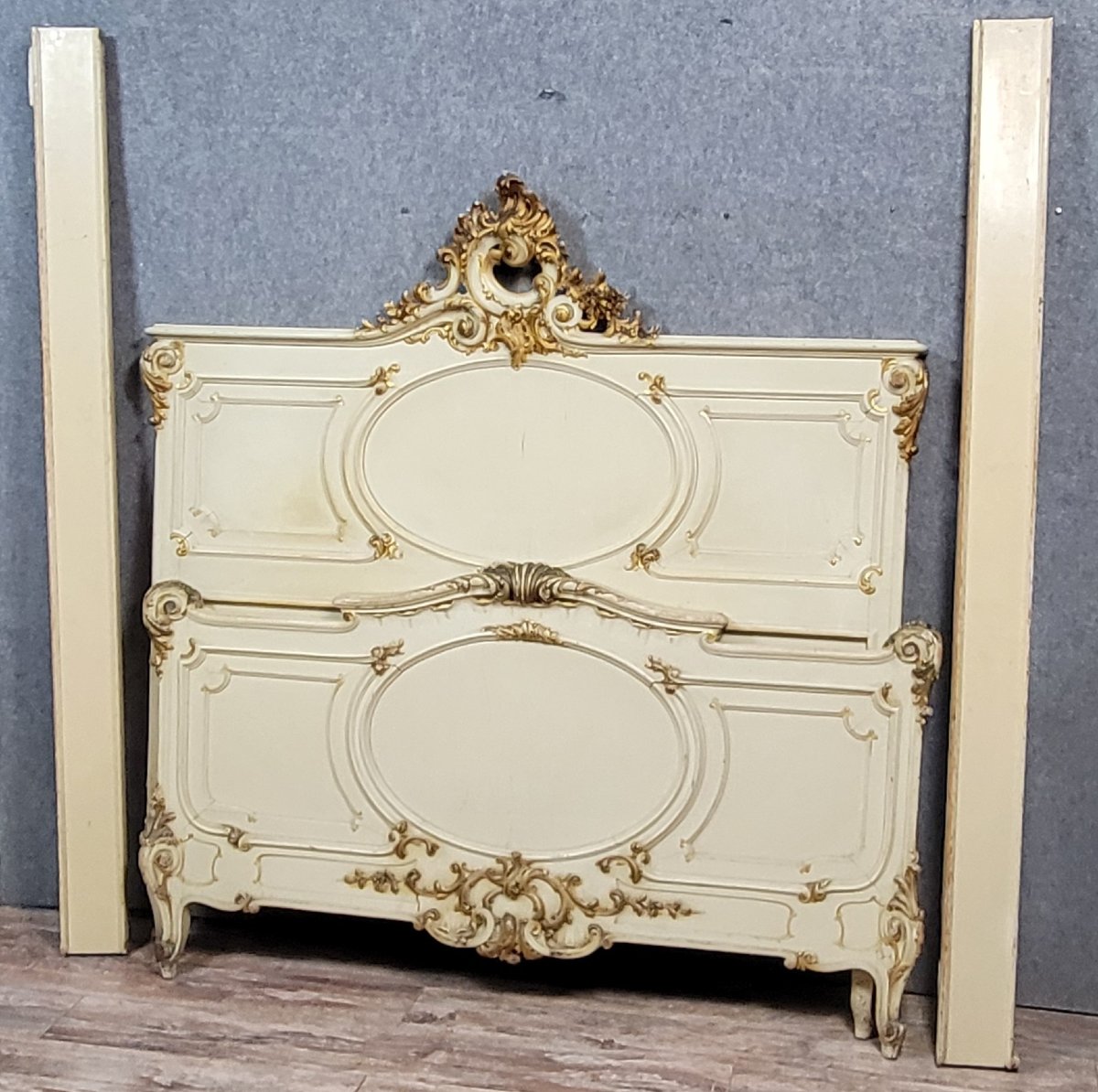 Grand lit de centre Venitien style Louis XV baroque en bois laqué et doré -photo-3