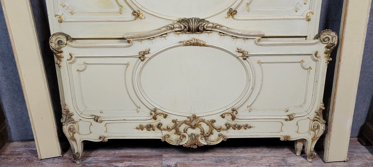 Grand lit de centre Venitien style Louis XV baroque en bois laqué et doré -photo-1