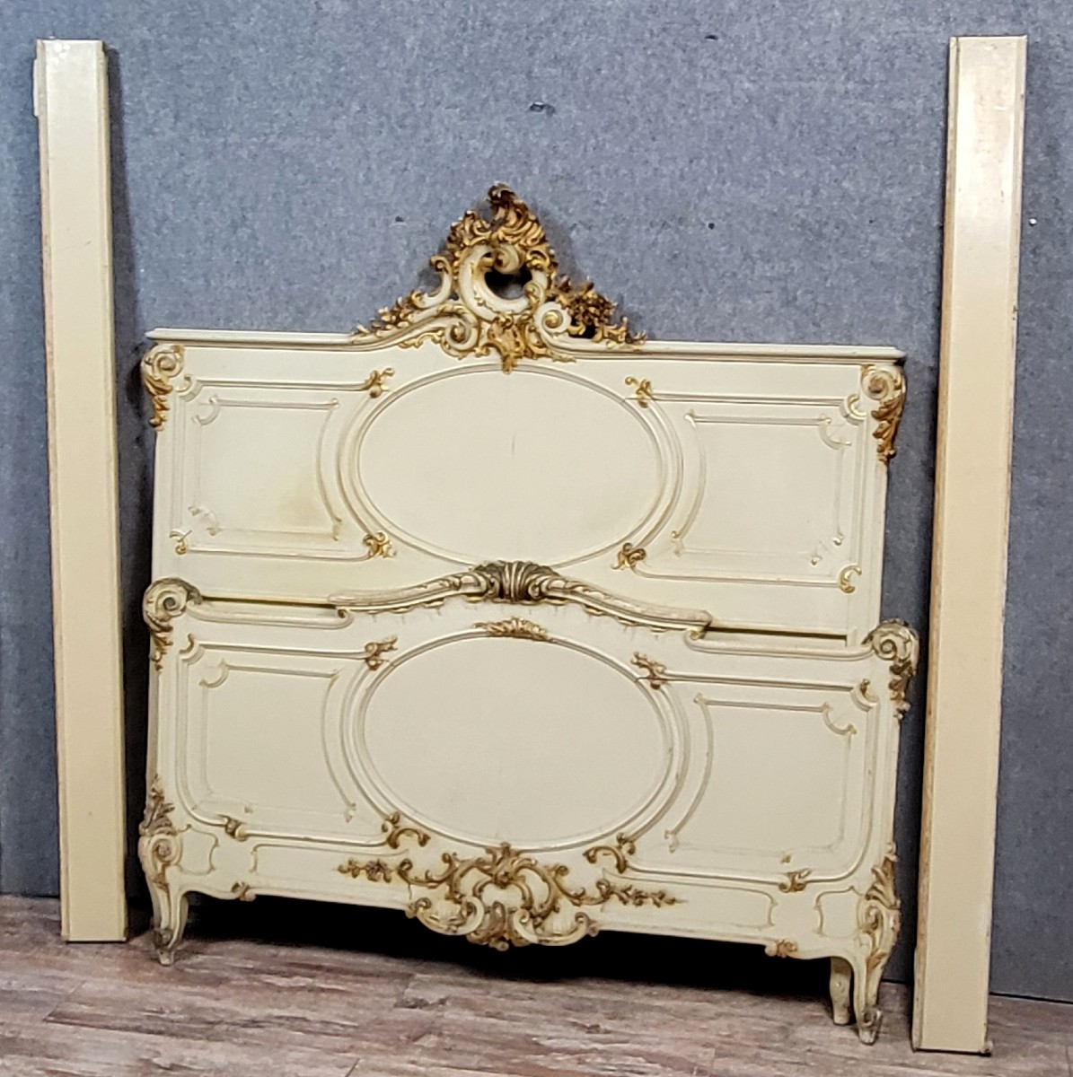 Grand lit de centre Venitien style Louis XV baroque en bois laqué et doré 