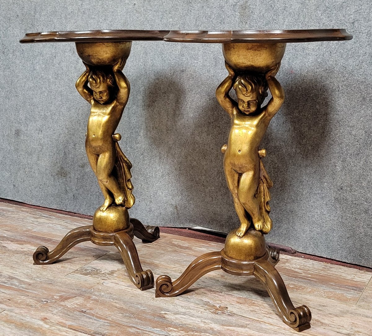 Rare paire de guéridons ou bouts de canapé aux Putti en bois doré  -photo-1