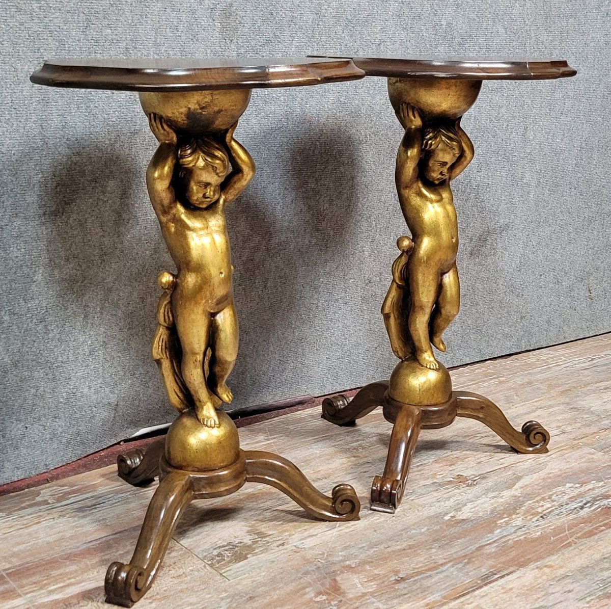 Rare paire de guéridons ou bouts de canapé aux Putti en bois doré  -photo-2
