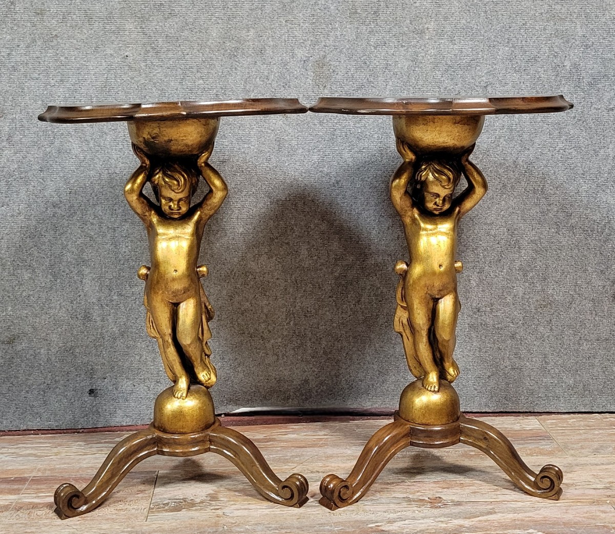 Rare paire de guéridons ou bouts de canapé aux Putti en bois doré  