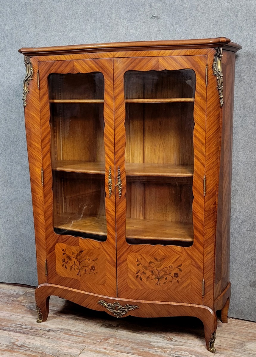 Bibliothéque galbée style Louis XV en bois de rose et marquéterie 