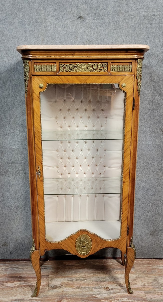 Vitrine de style Louis XV en bois de rose et bronzes dorés 