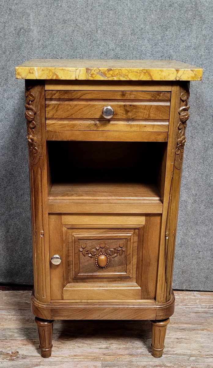 Table de nuit ou chevet style Louis XVI en noyer