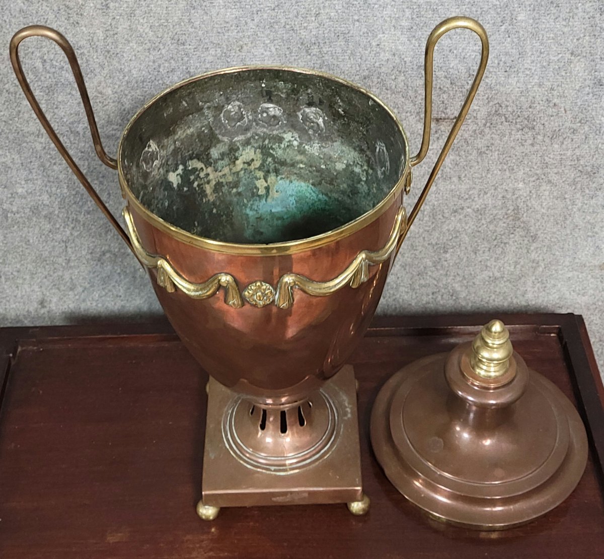 Très grand vase couvert Style Louis XVI en cuivre jaune et cuivre rouge -photo-4