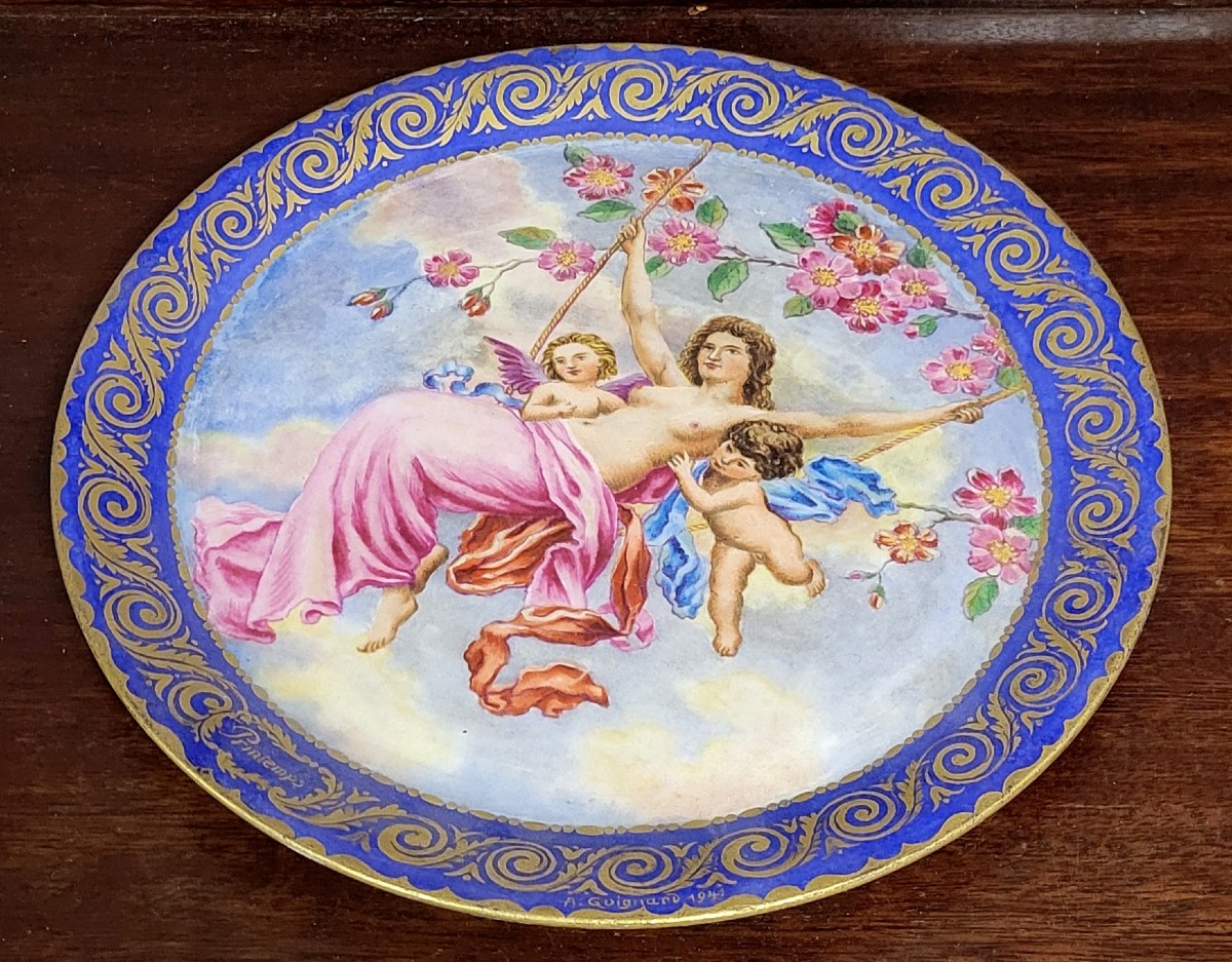 Plat en porcelaine de Vienne, représentant une scène mythologique finement peinte à la main