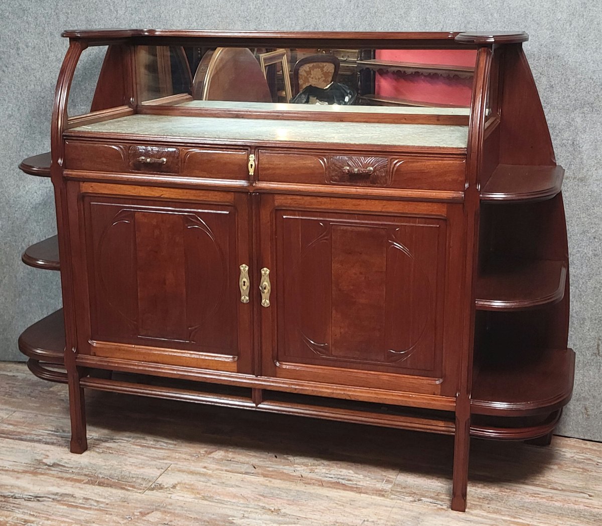 D'après Louis Majorelle : Rare et grand meuble époque Art Nouveau en acajou et cuir gauffré-photo-1