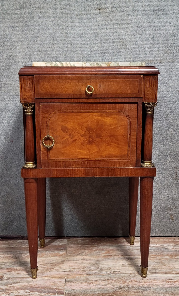 table de chevet style Empire/Restauration, acajou et loupe 