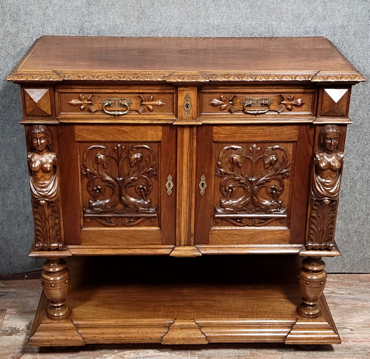  Renaissance Style Walnut Side Table With A Concealed Function / The Top Lifts Up-photo-1