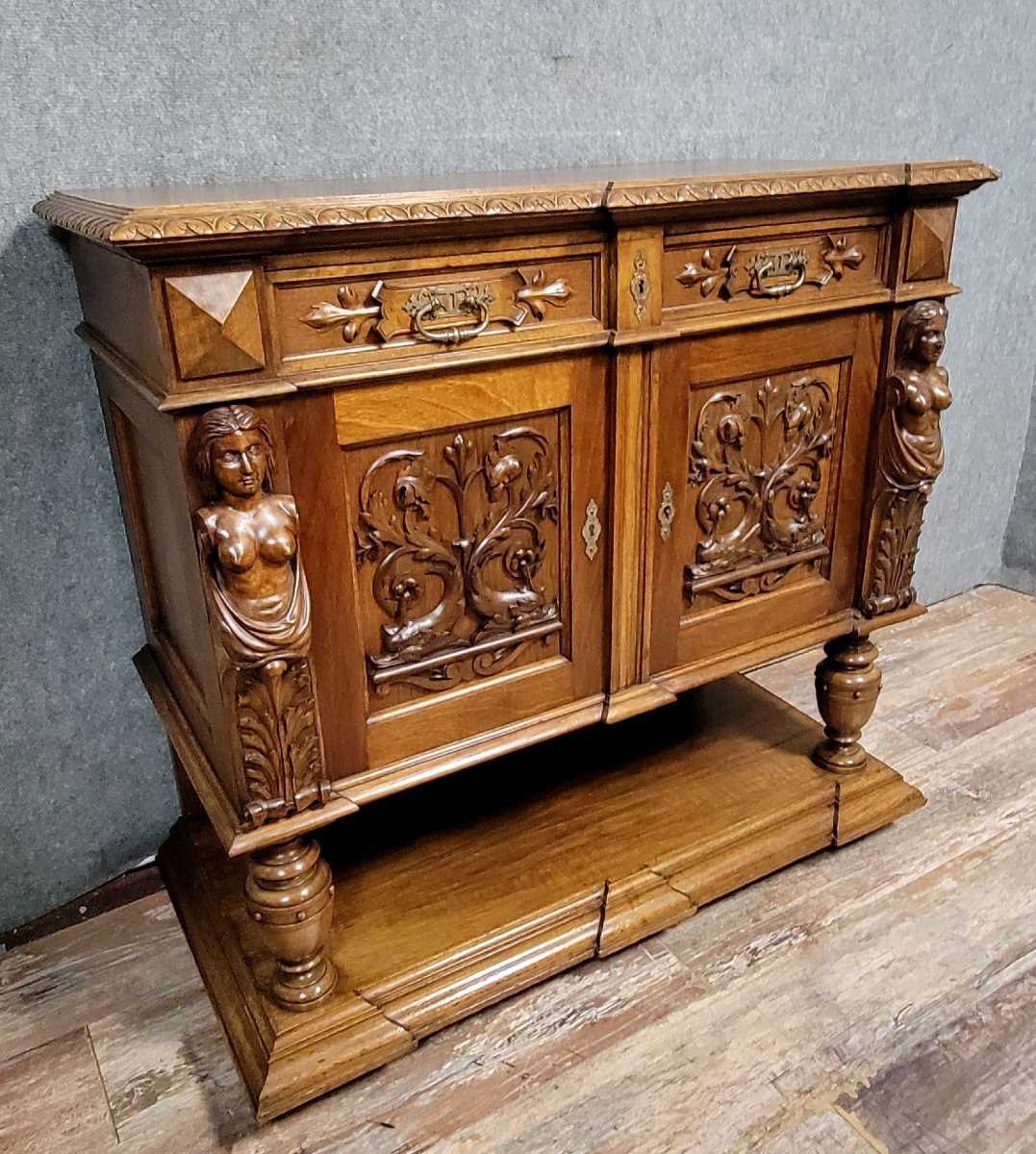  Renaissance Style Walnut Side Table With A Concealed Function / The Top Lifts Up-photo-2