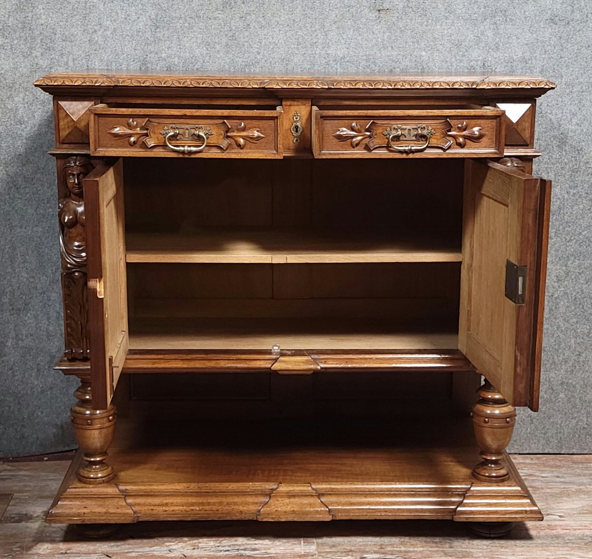  Renaissance Style Walnut Side Table With A Concealed Function / The Top Lifts Up-photo-7