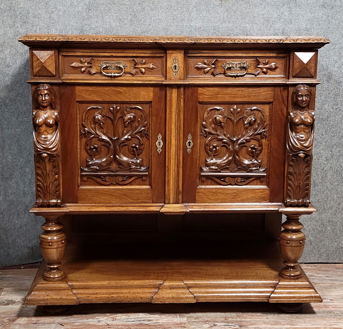  Renaissance Style Walnut Side Table With A Concealed Function / The Top Lifts Up
