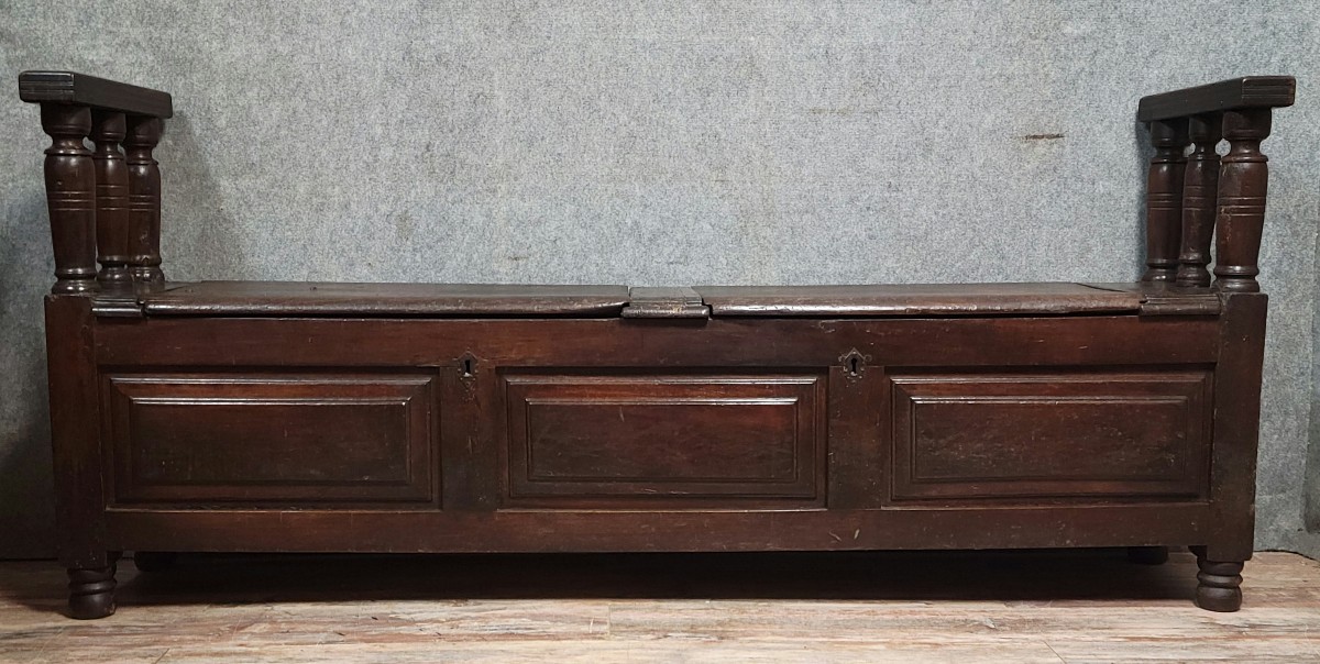 Très important banc coffre époque Louis XIV en bois massif / 201 cm de long