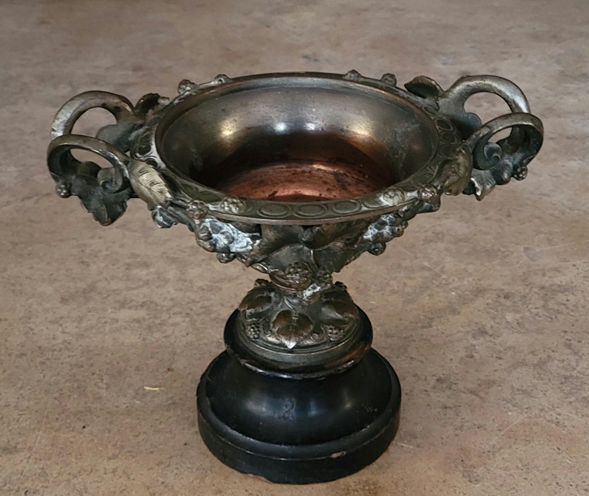 A Patinated Bronze Cup, Richly Decorated With Foliage, Bunches Of Grapes And Scrolls. -photo-3