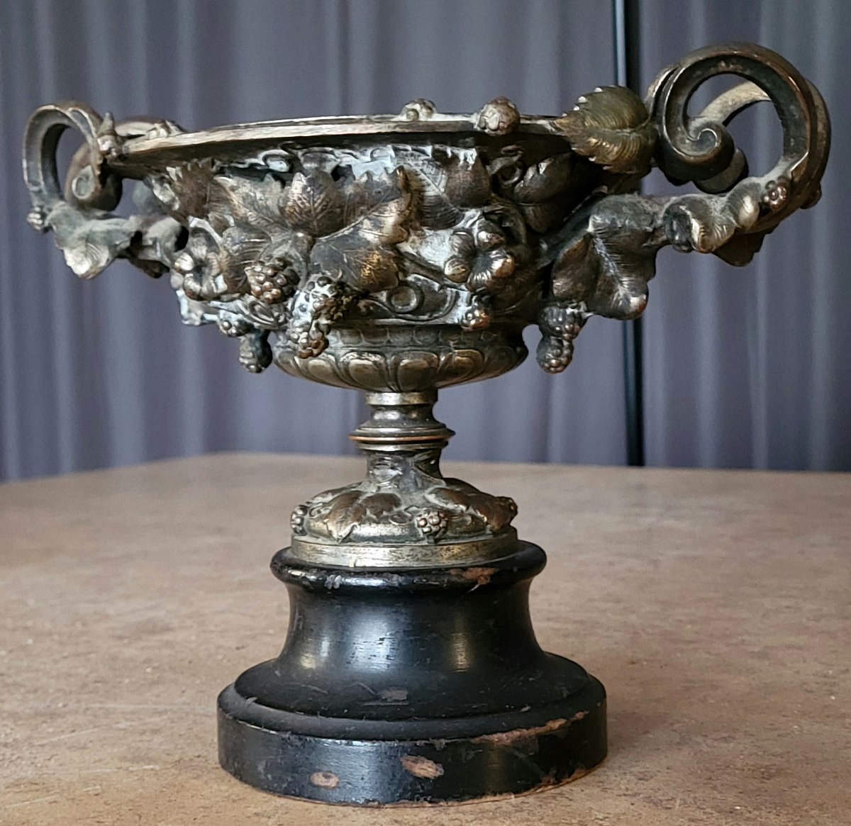 A Patinated Bronze Cup, Richly Decorated With Foliage, Bunches Of Grapes And Scrolls. -photo-4
