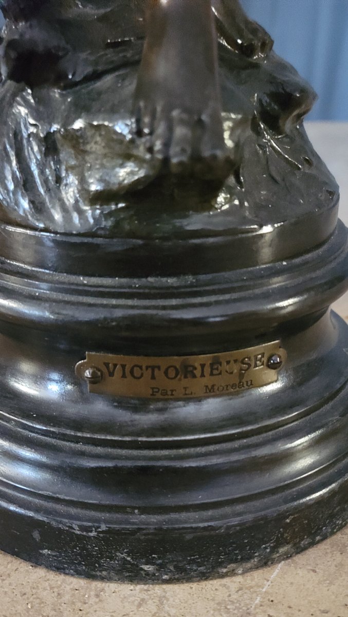 Importante lampe Art Nouveau représentant une élégante femme drapée, signée Moreau-photo-3