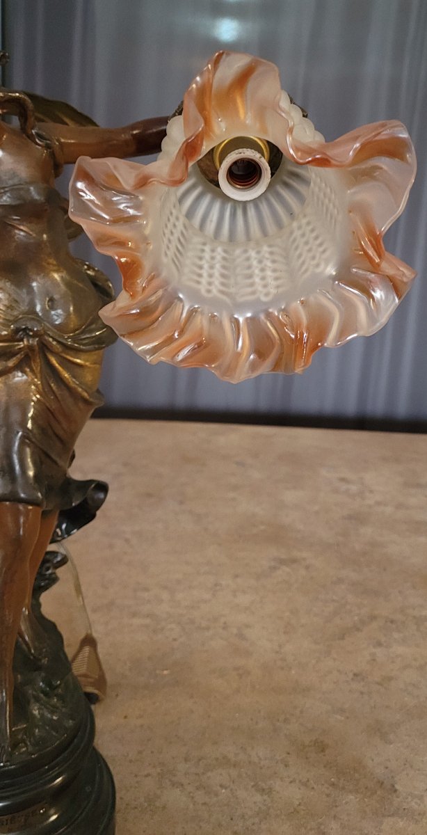 Importante lampe Art Nouveau représentant une élégante femme drapée, signée Moreau-photo-4