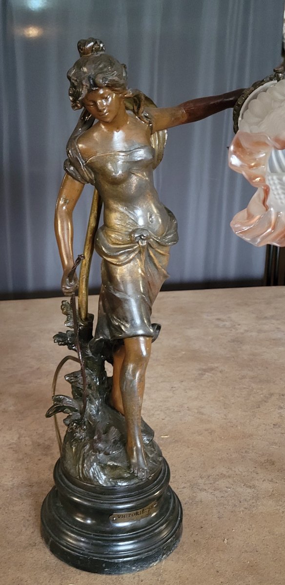 Importante lampe Art Nouveau représentant une élégante femme drapée, signée Moreau-photo-5