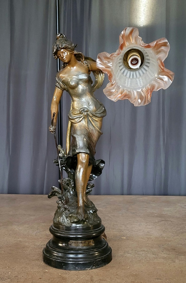 Importante lampe Art Nouveau représentant une élégante femme drapée, signée Moreau